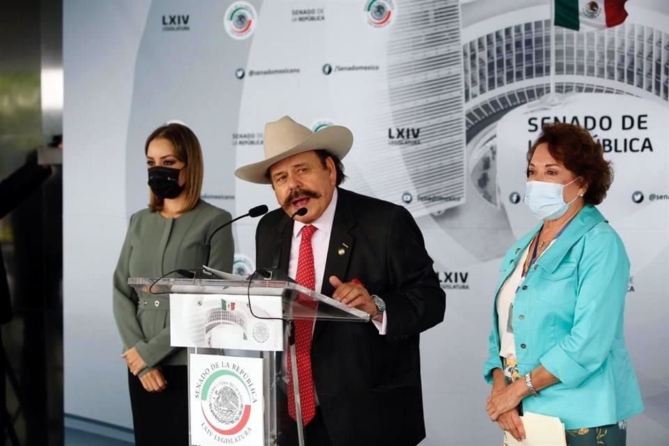 El senador por Morena, Armando Guadiana, en una conferencia de prensa.