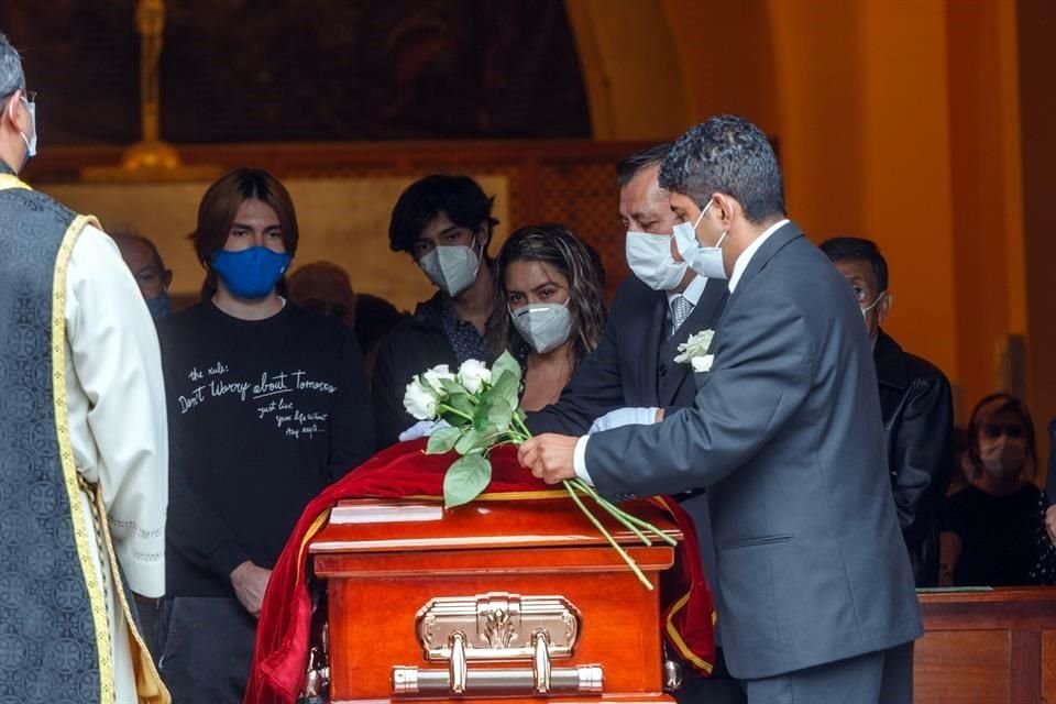 Carisa, ex pareja de Ortiz, estuvo cerca del féretro todo el tiempo.