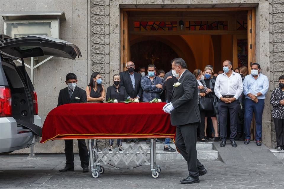 Los restos del cantante fueron llevados a un panteón en Zapopan.