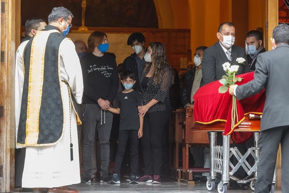 Su hijo, de ocho años, estuvo tranquilo durante la ceremonia.