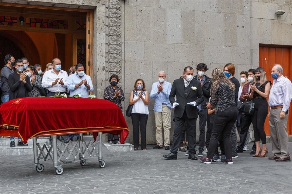 Los asistentes ofrecieron un minuto de aplausos para el fallecido modelo.