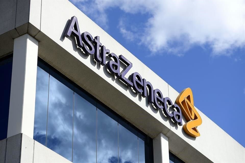 Pese a suspensión de ensayos clínicos esta semana, AstraZeneca aseveró que aún prevé tener lista su vacuna de Covid-19 para final de 2020.