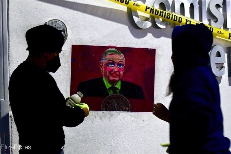 Las activistas exhibieron imágenes modificadas del Presidente López Obrador y de Francisco I. Madero.