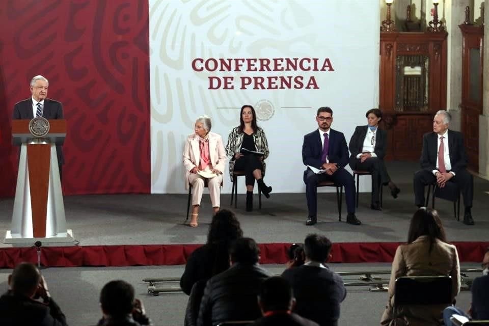 El director de la CFE, Manuel Bartlett, acudió a la conferencia matutina del Presidente López Obrador.