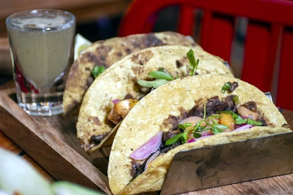 Tienen diferentes opciones de comida, una de ellas es Asados de Estación.