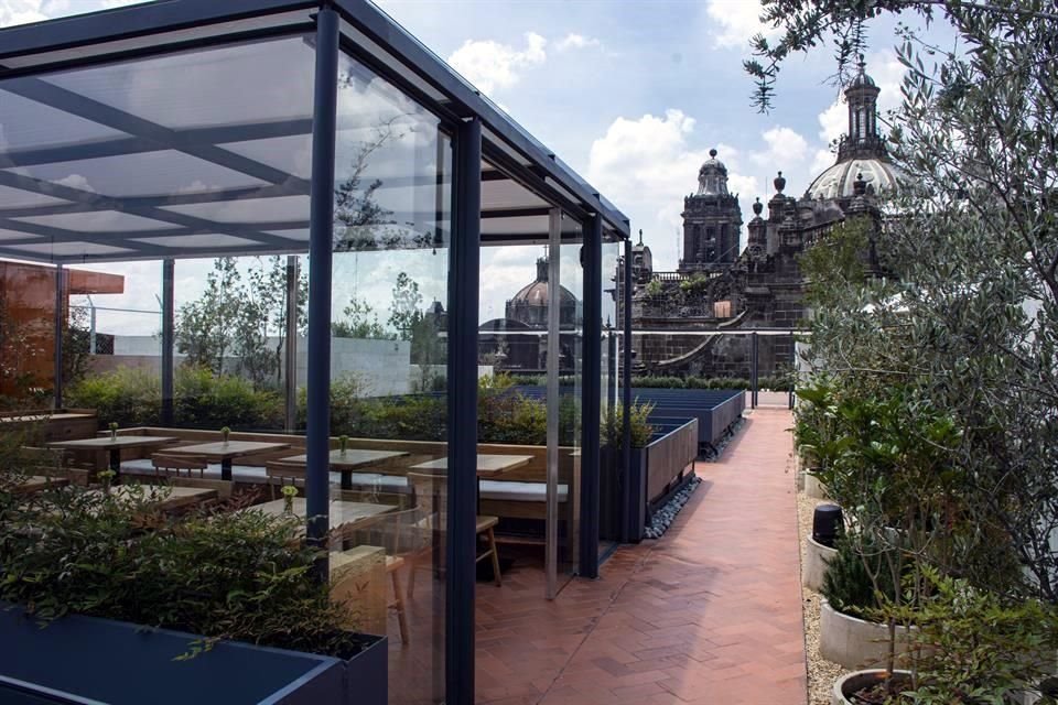 La terraza también tiene un área techada, la cual también es perfecta si buscas más privacidad.