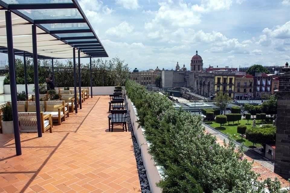 Su terraza ofrece una gran vista de la zona.