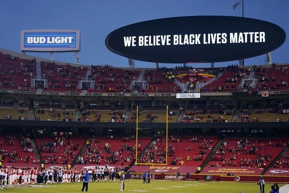 Los Texans salieron al campo hasta que terminó el himno.