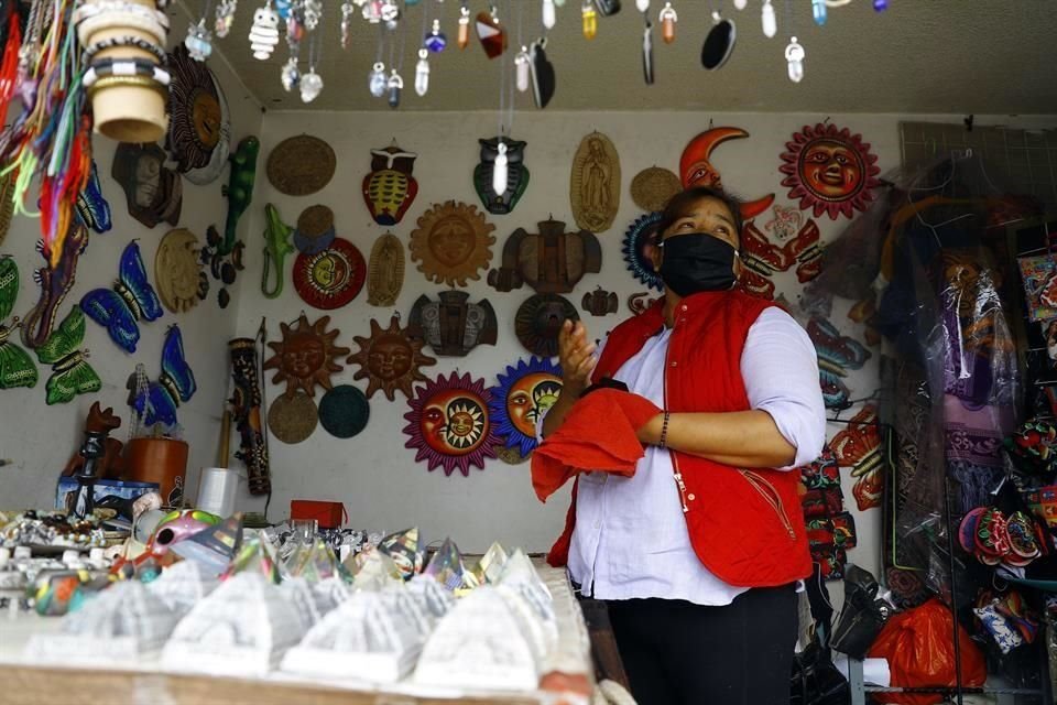 Alejandra Rosales, comerciante de la zona, espera que llegue más gente; hasta el mediodía de ayer, no había vendido nada.