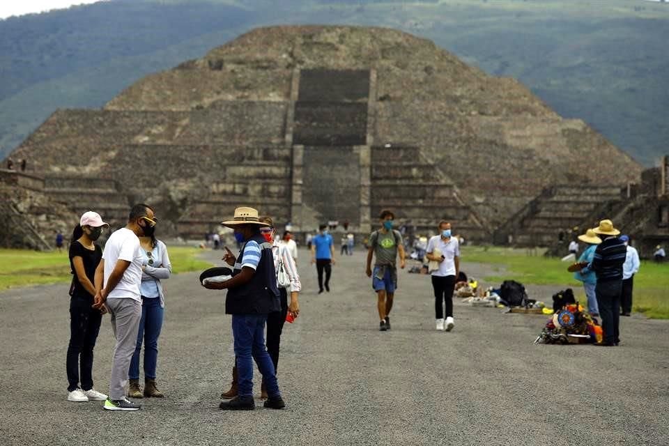 Sin el gentío habitual, algunos asistentes se dijeron maravillados con la zona arqueológica. Al cierre del sitio, se reportaron 600 visitantes.