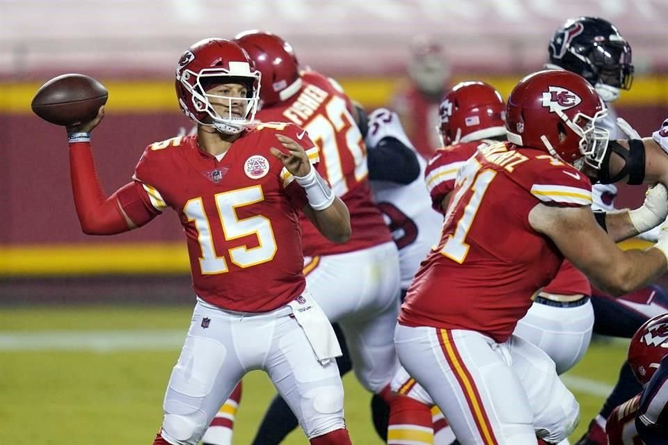 Patrick Mahomes lanzó tres pases de TD.