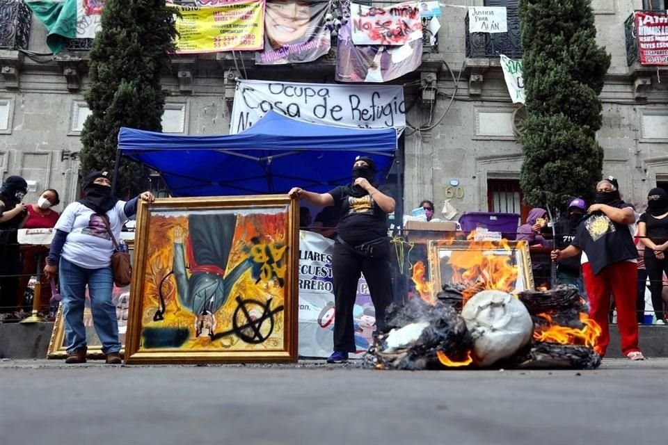 Las mujeres quemaron la piñata y una bandera de la CNDH afuera de la sede de la CNDH.