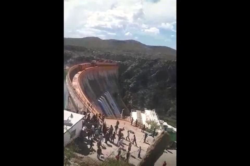 Productores agrícolas tomaron las instalaciones de la presa La Boquilla el martes pasado.