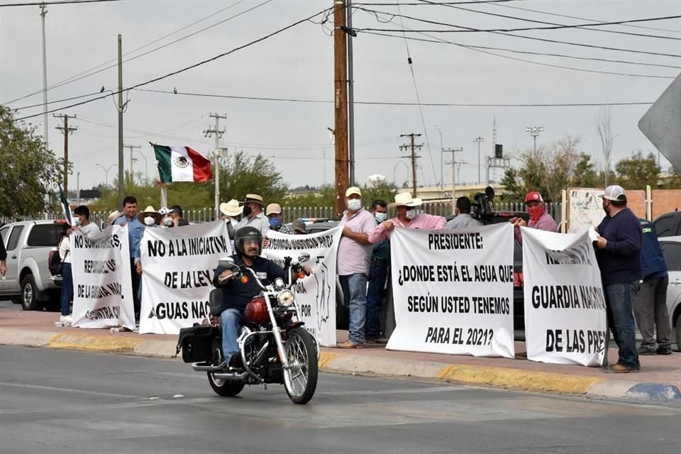 Los manifestantes se colocaron en las banquetas de la vía que lleva al cruce internacional.