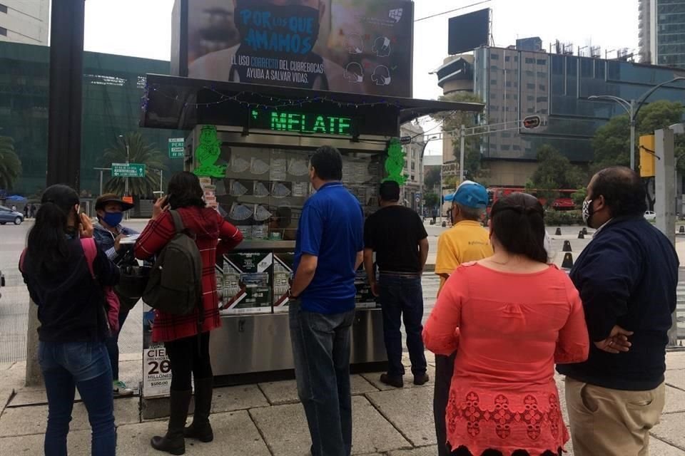 Compradores frente al puesto de boletos.