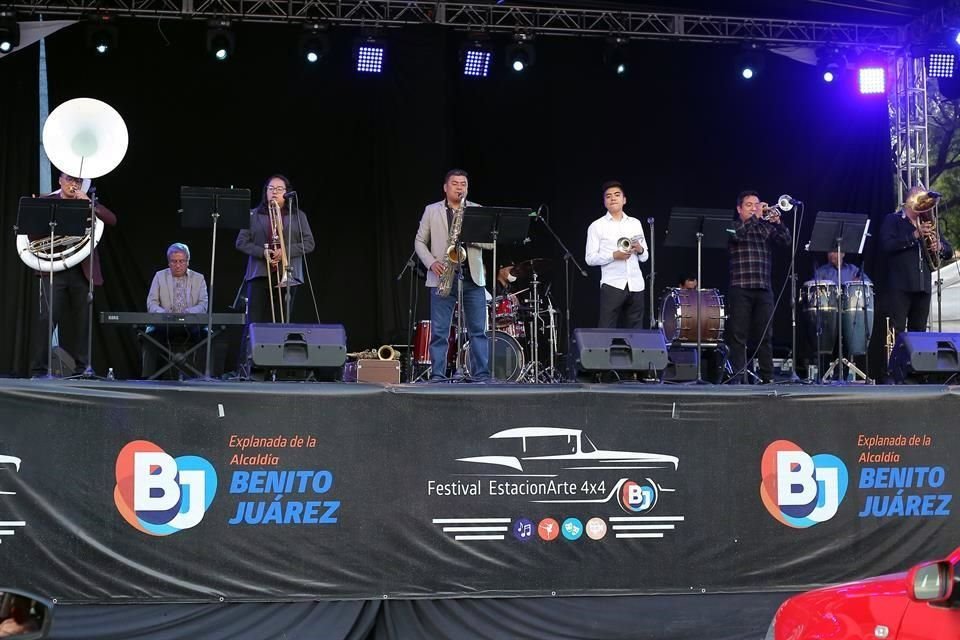 Los músicos tocaron en un escenario en la explanada de la Alcaldía.