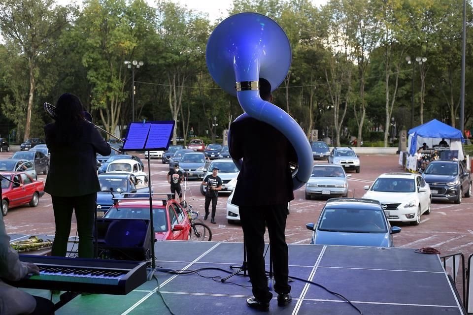 Los músicos tocaron en un escenario en la explanada de la Alcaldía.