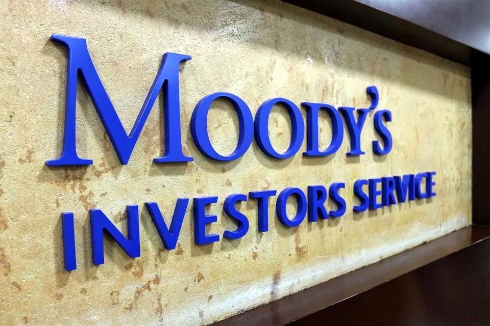 Moody's rebajó la calificación crediticia de Estados Unidos de AAA a AA1, debido a aumento de deuda pública.