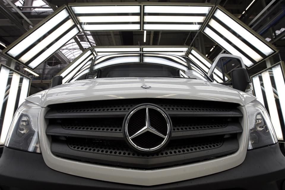 La automotriz alemana y matriz de Mercedes-Benz reveló el 13 de agosto que alcanzó un principio de acuerdo para resolver las demandas civiles y ambientales asociadas a 250 mil autos y furgonetas en Estados Unidos, después de que la compañía utilizó un software para eludir las normas sobre emisiones.