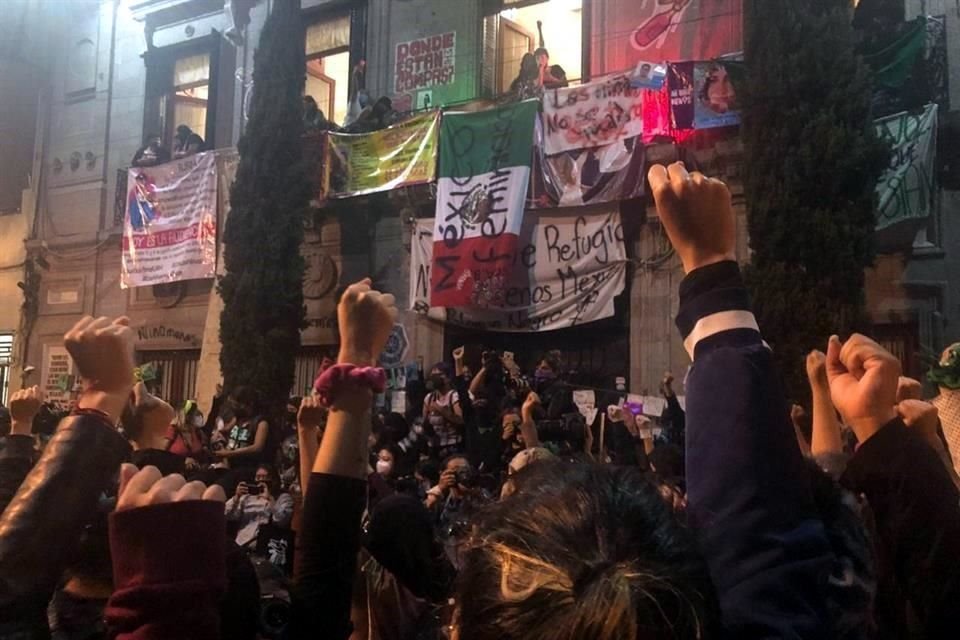 Las mujeres se concentraron en la sede de la CNDH, donde se han dado discursos y gritado consignas.