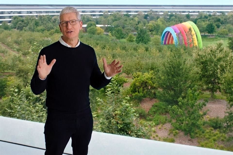 Tim Cook, director ejecutivo de Apple, al inicio de la presentación virtual.