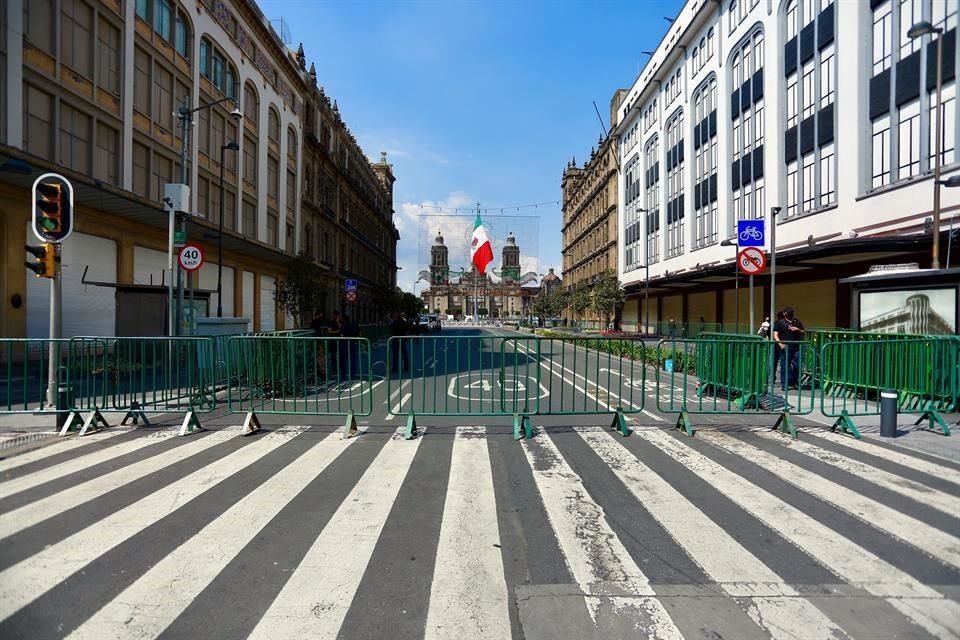 Vallas metálicas fueron montadas en todos los accesos a la Plaza de la Constitución y a Palacio Nacional, por lo que ninguna persona no autorizada puede ingresar.