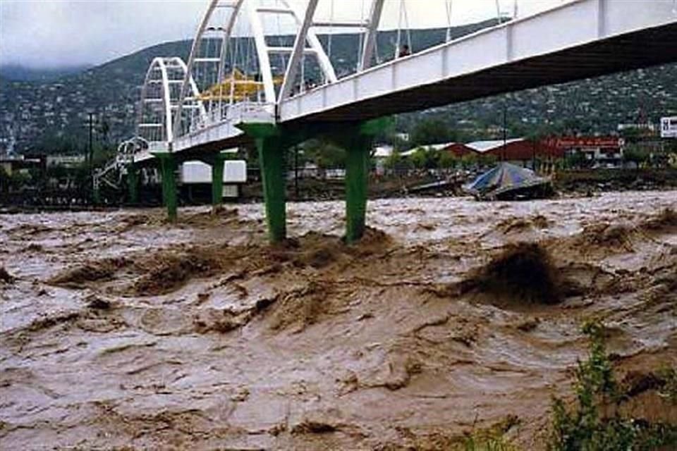 Muchas personas recuerdan todavía la imagen del Río Santa Catarina embravecido, con un caudal feroz que nunca antes habían visto.