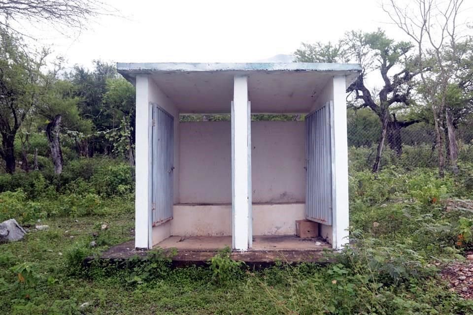 No obstante, no tienen luz, agua, y menos un pizarrón o escritorio para el maestro.