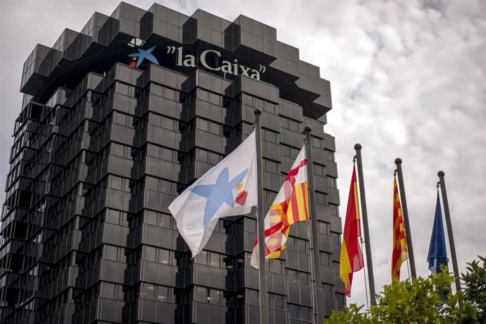 CaixaBank es uno de los tres mayores bancos en España. Tiene más de 35 mil 700 empleados y casi 4 mil 600 oficinas.