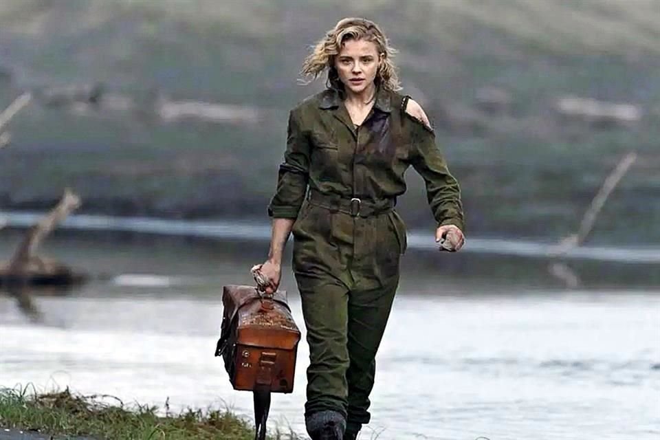 Chloë Grace Moretz interpreta a una piloto de guerra en la película 'Shadow in the Cloud'.