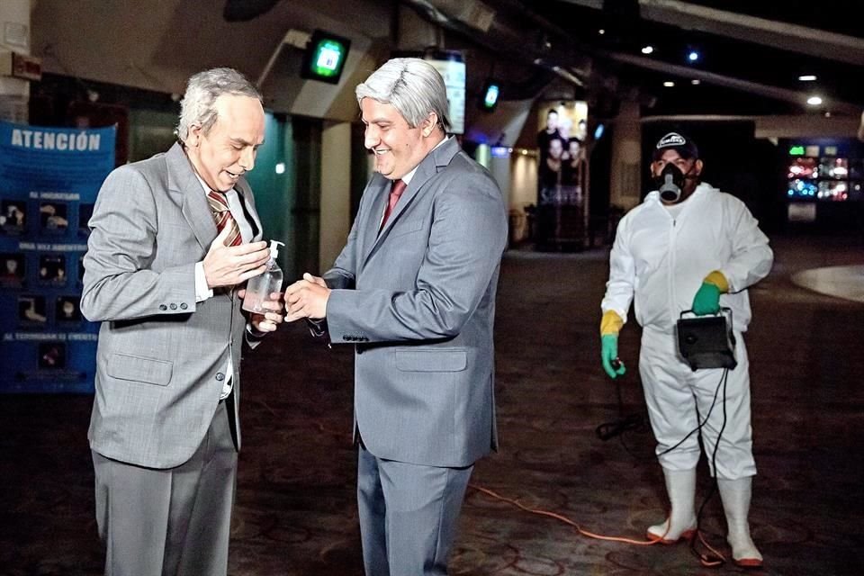 Claudio Herrera es 'Dr. Gagel' (izq.) y Christian Ahumada interpreta al 'Peje' en 'El Cuarentenorio Cómico', que estrena el 2 de octubre en el Centro Cultural Teatro 1.