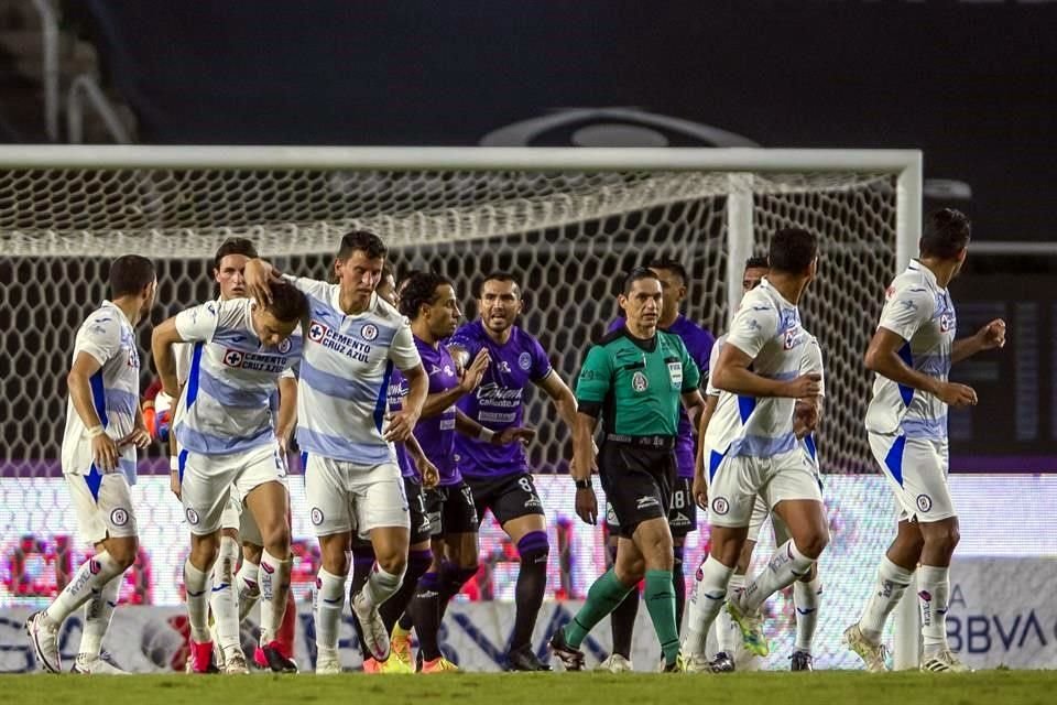 Mientras Cruz Azul festejaba el segundo gol, jugadores del Mazatlán reclamaron al árbitro Óscar Macías.