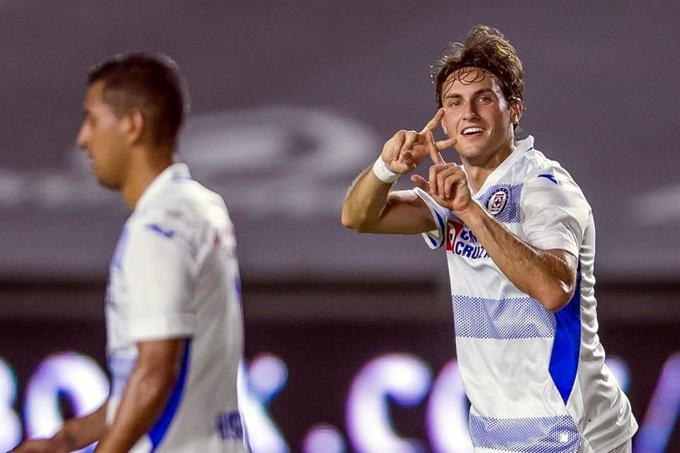 Santiago Giménez marcó su cuarto gol del torneo.