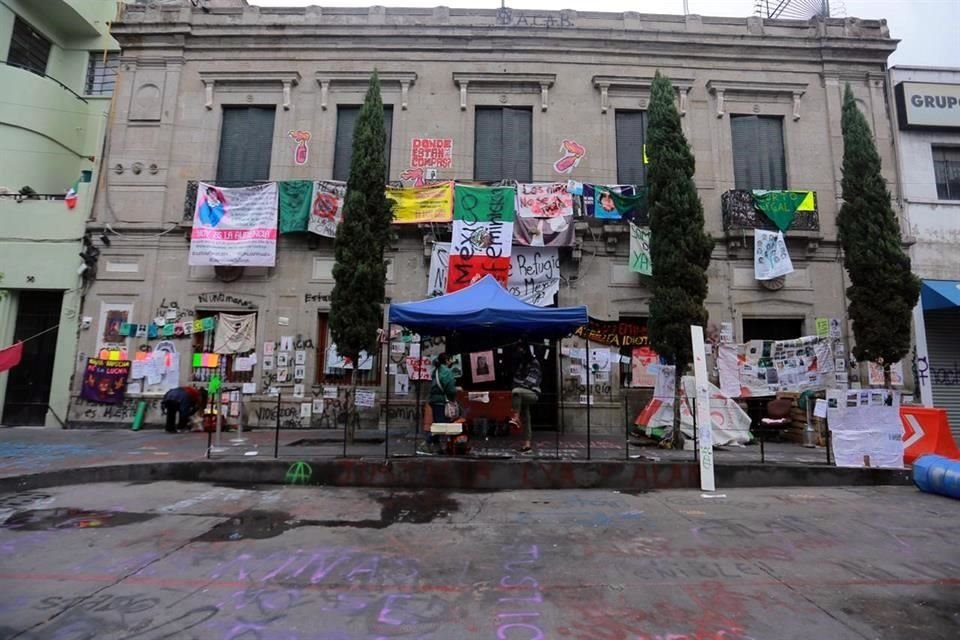 Aspecto de la sede de CNDH tomada por mujeres.