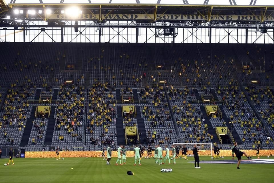 Las gradas del Signal Iduna Park volvieron a recibir a los aficionados tras la prohibición desde marzo.