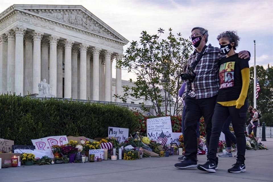 Seguidores de la fallecida jueza dejaron ofrendas al pie de la Suprema Corte, en Washington D.C.