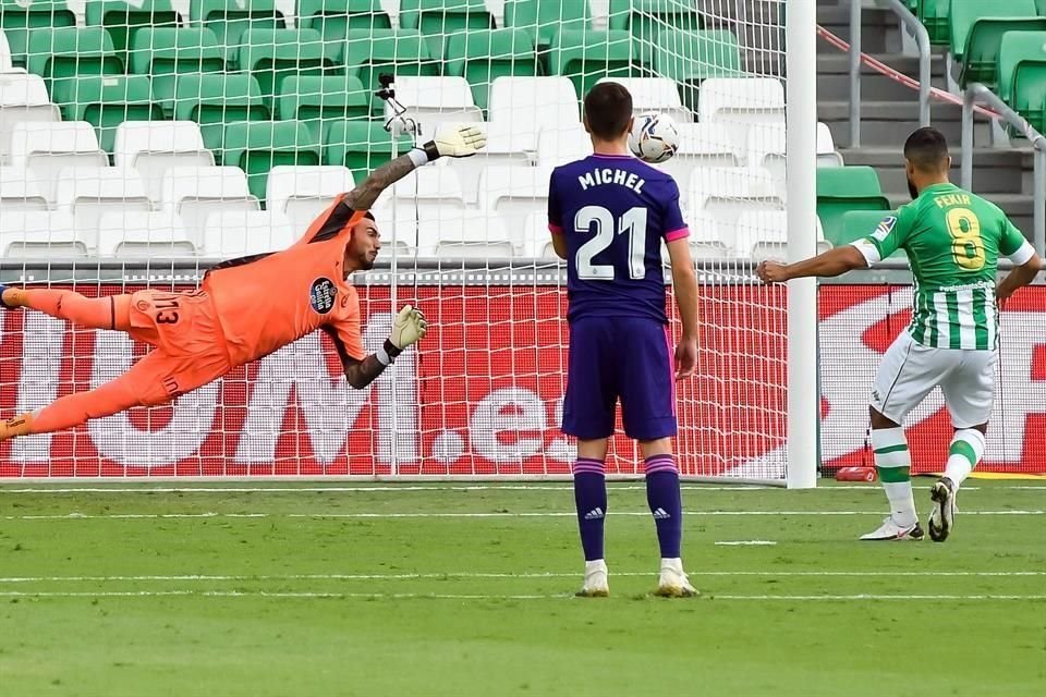 Nabil Fekir cobró de buena manera el penal y abrió el marcador al minuto 10.