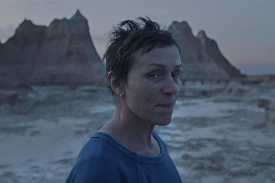 'Nomadland', ganadora del People's Choice Award en el Festival de Cine de Toronto, sigue a una mujer, interpretada por Frances McDormand, quien viaja de pueblo en pueblo sin una meta fija.