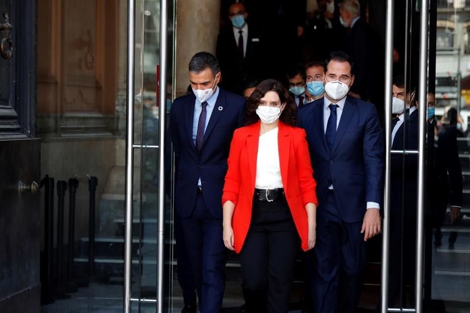 La presidenta de la Comunidad de Madrid, Isabel Díaz Ayuso, y el vicepresidente madrileño, Ignacio Aguado (der.), despiden al Presidente Pedro Sánchez (izq.) tras su reunión.