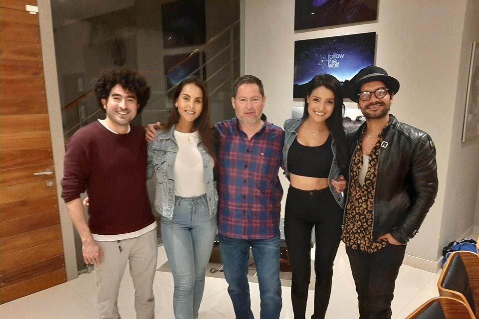 Oswaldo Zárate (De izq. a de.), Elsa Ortiz, Víctor Miranda Villé, Paulina de Alba y Christian Vázquez listos para dar inicio al rodaje de 'Homicidio Culposo'.