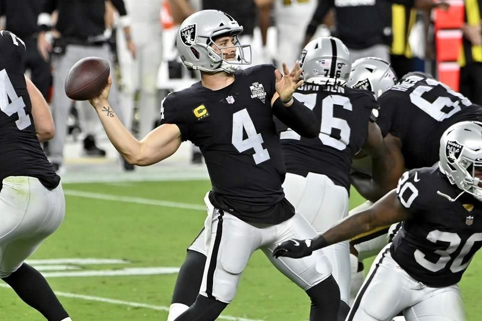 Derek Carr tuvo una destacada actuación en la que es su nueva casa.