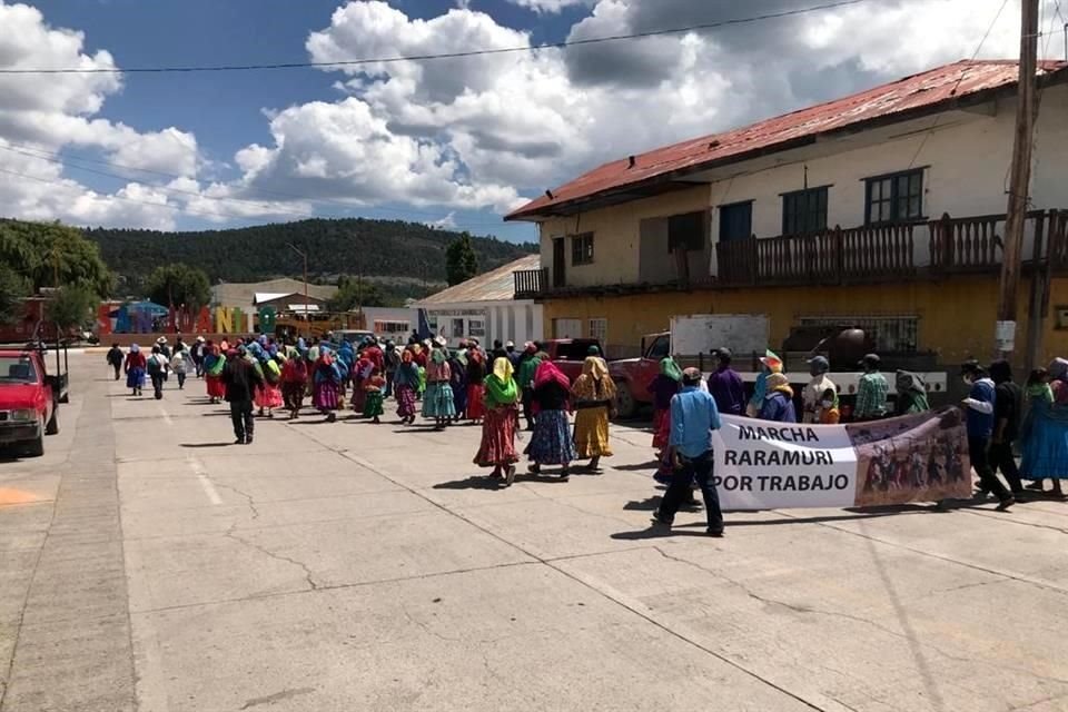 Los rarámuris también demandan la regularización de predios, así como construcción de puentes colgantes.