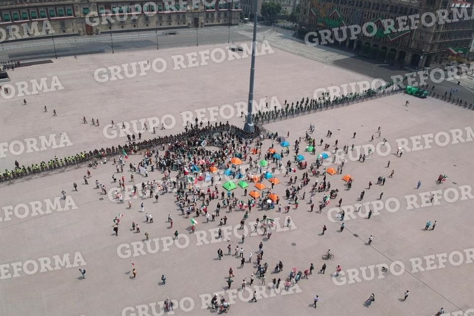 Integrantes de Frena tienen un plantón en el Zócalo.