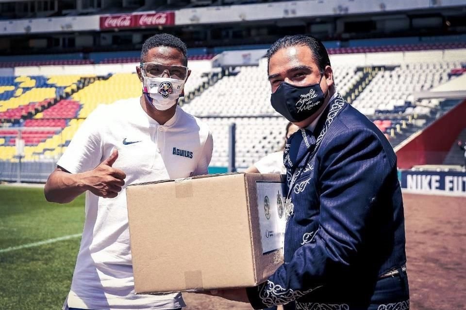 Jugadores del América entregaron algunas despensas a varios mariachis en el Estadio Azteca.