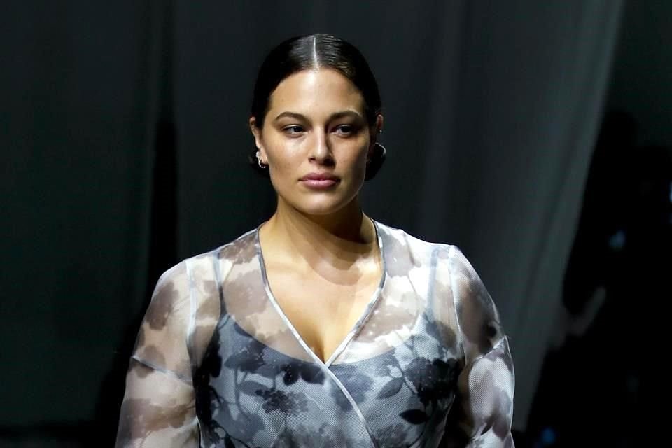 La modelo Ashley Graham participó en el desfile de Fendi, una de las casas que presentó este martes su nueva colección en el arranque de la Semana de la Moda de Milán.