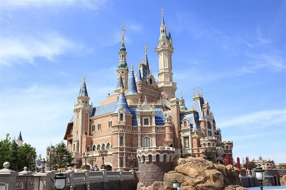 Los visitantes pueden reservar y consultar sobre el servicio a través del sitio web oficial de Shanghai Disney Resort.