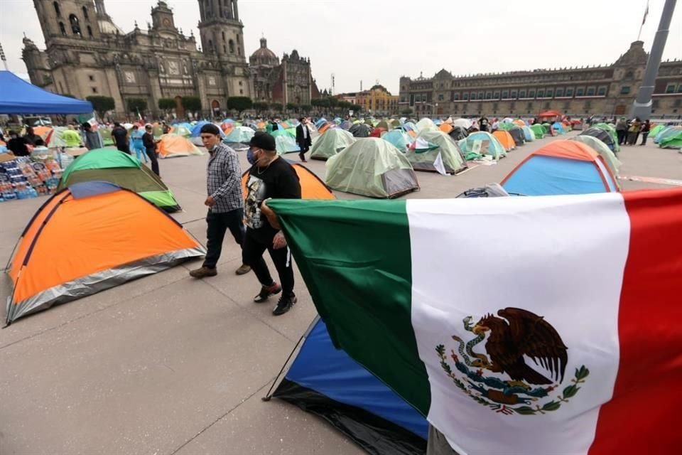 El plantón incluye sanitarios y carpas grandes donde se concentran víveres.