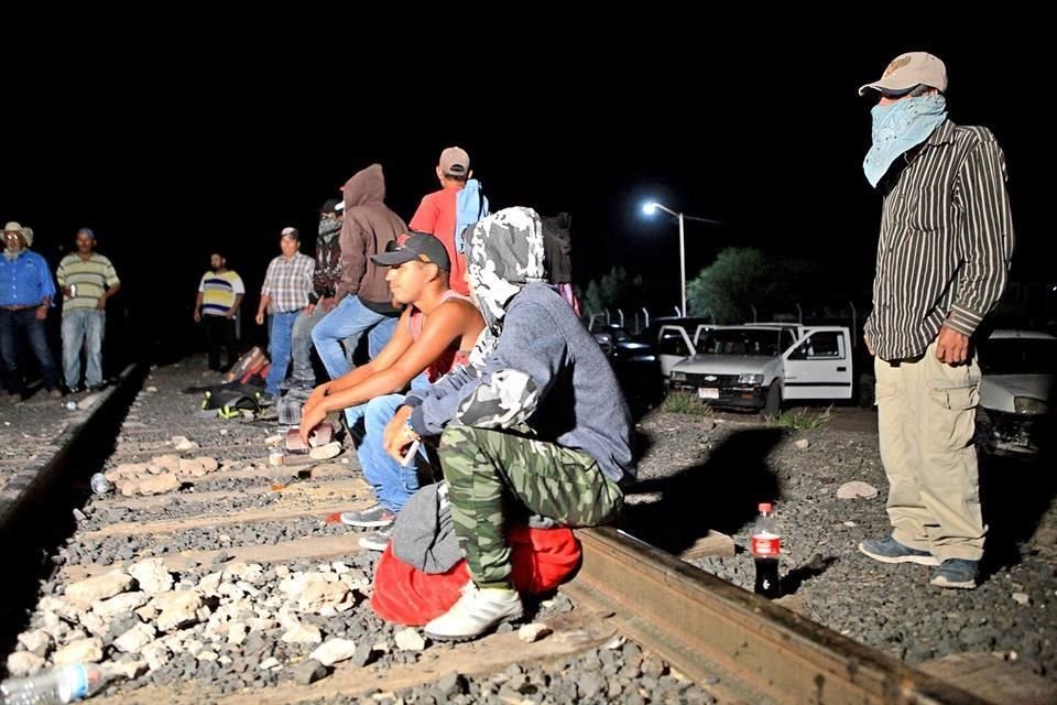 Agricultores de Meoqui bloquearon las vías del tren como protesta por la extracción de presas.