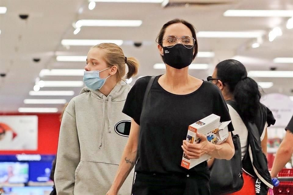 La actriz Angelina Jolie fue captada de compras en una famosa tienda de bajo costo en EU.