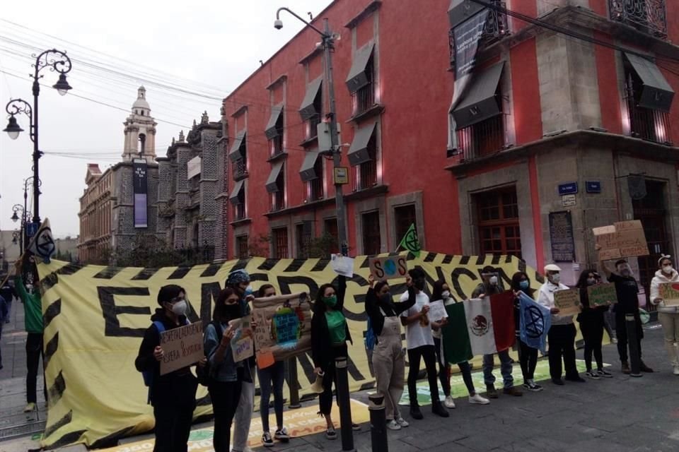 En la Ciudad de México, un pequeño grupo de jóvenes se reunió para unirse a la manifestación mundial convocada por Greta Thunberg.